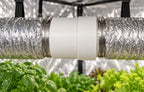 Exaustor tubular instalado entre dutos de alumínio sobre o cultivo