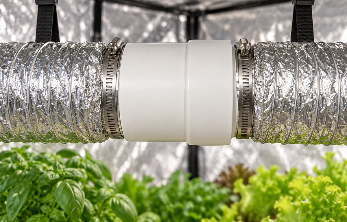 Exaustor tubular instalado entre dutos de alumínio sobre o cultivo